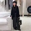 Conjunto de Tres Piezas para Niñas Otoño 2026 Nuevo Chaleco de Punto Negro Pantalones de Pierna Ancha Estilo Coreano Camisa Base de Manga Larga para Niñas