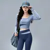 Conjunto de fitness Pilates sin costuras y apto para la piel para mujer, con un top de manga larga de cuello redondo y bloques de color, y unos leggings de cintura alta con diseño cruzado que levantan y moldean las caderas