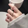 Anel Torcido de Zircônia Design de Nicho High-End Estiloso Simples e Versátil Elegante Anel Ins Novo Estilo 2025
