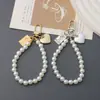 Colgante de Figura Cuadrada Amor Vintage Lanyard para Teléfono Móvil Cadena de Mano Perla Estilo Pequeño Fragante Estilo INS para Mujer Antiperdida