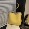 Bolsa Retrô de Grande Capacidade para Mulheres 2025 Primavera Nova Moda Trendy Bolsa Balde Nicho Bolsa de Axila Bolsa Transversal