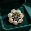 Broche de Perla Color Retro Lujo Ligero Pin de Flor de Aleación Dorada para Suéter Abrigo de Mujer Broche Floral Versátil