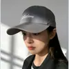 Gorra de Béisbol Coreana al por mayor 2026 Nuevo Estilo Bordado de Letras Parte Superior Suave para Mujeres con Circunferencia de Cabeza Grande, Adelgazante de Rostro, Protección Solar