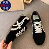 Sapatos casuais leves de sola macia da moda para mulheres, 2026 estilo americano novo atlético versátil com forro de fleece bico redondo estiloso sapatos de treinamento alemães