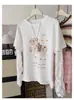 Camiseta Longa Branca com Patchwork de Renda Estilo Miu, Manga Longa, Corte Solto, para Mulheres, Top Chique para o Início da Primavera com um Toque de Luxo