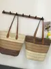Nova bolsa de palha patchwork tricolor transfronteiriça, bolsa feminina de praia para férias, bolsa de ombro tote versátil de grande capacidade para a beira-mar