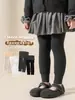 Leggings infantis para outono e inverno, forrados com fleece e espessados, meia-calça de nove pontos para meninas, estilo coreano, cor sólida, adequados para uso externo no inverno, leggings de bebê
