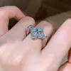 Conjunto de Anel, Pulseira, Brincos e Colar de Trevo de Quatro Folhas com Laser de Diamante Completo, Design Retro de Luxo Leve Francês, Elegante Estilo Palácio