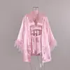Novedad Otoño e Invierno 2026 Bata Cómoda de Plumas Manga Larga Ropa Interior Shorts Pijama Set de Tres Piezas Ropa para el Hogar Venta al por Mayor