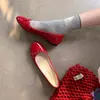 Zapatos rojos pequeños para mujer, nuevo estilo otoño e invierno 2026, suaves y elegantes, con lazo, punta redonda, boca poco profunda, zapatos de ballet tipo abuela