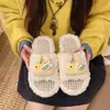 Pantuflas Suaves Nuevas de Una Correa Hogar Lindas Suela Suave Pantuflas de Piel Exterior Dibujos Animados Algodón Pantuflas Mujer Punta Abierta 2026 Hombre Planas