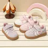 Zapatillas de suela blanda para niños 2026 otoño nuevo zapatos con panel de cuero para niñas pequeñas, zapatillas de moda para niños y niñas