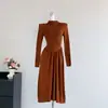 Vestido suéter de punto de calidad para comercio exterior de mujer, otoño e invierno, cuello semi-alto, entallado en la cintura, plisado, bajo amplio, vestido línea A para mujer