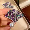 Exquisita Broche de Hoja de Ginkgo con Perla Blanca Australiana y Circonita Morada Estilo Lujo Ligero para Mujer Pin para Suéter de Otoño e Invierno con Sentido de Ambiente