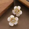 Pendientes de Botón de Flor Tridimensional con Incrustaciones de Circonita Estilo Pequeño Aroma Temperamento Elegante Francés Accesorios de Pendientes Versátiles para el Viaje