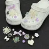 Nuevos dijes de resina para zuecos al por mayor: lindos diseños de dibujos animados, versátiles flores para zapatos de mariposa, flores de burbujas y decoraciones de animales