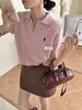 Camiseta de punto casual para mujer, manga corta, cuello polo, hilado de núcleo, ajuste slim, hombro normal, media cremallera, con logo de caballo