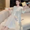 Bata de Noche sin Espalda Hueca de Seda de Hielo para Mujer, Primavera/Verano 2026 Pura Deseo Sexy con Espalda Descubierta de Encaje, Se Puede Usar Afuera como Ropa de Salón