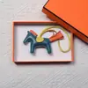 Colgante de Poni de Cuero Genuino Llavero de Cuero Hecho a Mano Piel de Oveja Poni Decoración para Asa de Bolso de Moda Venta al por Mayor