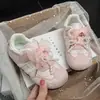 Sapatos de Princesa com Laço de Renda para Meninas Primavera/Verão 2026 Tênis Macios para Bebês Sapatos de Caminhada da Moda para Crianças