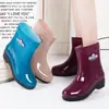 Botas de chuva Femininas de cano médio forradas com fleece quentes antiderrapantes sapatos aquáticos para adultos mulheres sapatos de água para cozinha sapatos de borracha com algodão