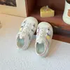 Sandalias para Niñas 2025 Verano Nuevas de Punta Cerrada Huecas Transpirables Antideslizantes Zapatos de Bebé Suela Suave Zapatos de Playa Casuales para Niños