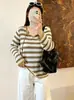 Blusa de tricô feminina plus size com decote V, cordão, blocos de cor e listras, estilo outono 2026, caimento solto e que valoriza a silhueta para mulheres plus size