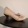 Saltos Altos de Bolinhas Estilo Francês para Mulheres, Lançamento Primavera 2026 Novos Sapatos de Salto Baixo Versáteis para o Dia a Dia