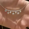 Colar de borla com rosto sorridente curvo, cravejado de diamantes e brilhante, para mulheres, apresentando um design minimalista e único com um toque de luxo, uma corrente clavicular e disponível para dropshipping transfronteiriço