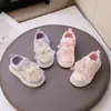 Tênis Branco para Meninas Primavera 2026 Novos Sapatos Infantis Tênis Esportivo Branco Tênis de Cano Baixo Tênis de Corrida para Alunos do Ensino Fundamental