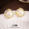 Elegantes y estilosos pendientes de botón de perla geométrica microincrustada, pendientes de diseño de moda de lujo ligero francés, exquisitos pendientes estilo Chanel