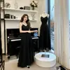 Vestido de Praia Branco Sem Alças e Costas Nuas, Traje Deslumbrante para a Beira-Mar, Vestido com Penas de Toque Sofisticado, Vestido Longo Estilo Fada, Estilo de Férias