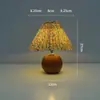 Lámpara de Mesa de Cerámica Retro Escandinava Lámpara de Noche para Dormitorio con Plisados Imitación de Grano de Madera de Alta Gama Luz Nocturna Decorativa de Ambiente