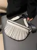 Bolsas casuales estilo coreano al por mayor para mujer, bolso cruzado de cintura de moda 2026 con correa ancha, remaches texturizados y borlas, bolso de hombro