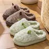 Chinelos de algodão com desenho para outono e inverno de 2026 para mulheres, novo estilo de inverno, com sola grossa, forrados com fleece, quentes e adequados para casais usarem em ambientes internos.