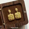 Pendientes Cuadrados Geométricos Estilo Lujo Ligero Europeo y Americano Color Oro Arena con Acabado Cepillado, Sensación de Alta Gama, Pendientes de Moda Versátiles y Únicos