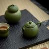 Bule de Cerâmica em Estilo Antigo com Detalhes Dourados para Chá Gongfu, Apresentando um Pequeno Design Qinggan, Adequado para Preparar Chá com Filtro de Furos