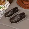 Atacado de sapatos de lona para meninos, novos modelos de primavera e outono, sapatos casuais infantis, tamanhos médios e grandes, sapatos casuais de couro estilo britânico, mocassins slip-on