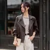 Chaqueta corta de cuero genuino Haining estilo biker vintage para mujer, con cuello de solapa, corte holgado, versátil, adecuada para personas petite, hecha de piel de oveja