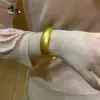 Novo Modelo de Pulseira Banhada a Ouro com Design Brilhante de Gelo Triturado, Barra Redonda, Cor Dourada, Padrão Estrelado, Luxo Leve, Pulseira Exquisita, Mesmo Estilo das Lojas de Ouro