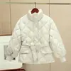 Abrigo de Algodón Acolchado con Relleno de Plumas para Mujer, Corte Ajustado, Cinturón de Corbata, Cuello Alto, Estilo Corto, Mangas de Linterna, Engrosado, Adelgazante, Chaqueta de Algodón de Invierno