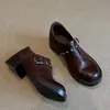 Primer Encuentro Temporada Moda Remache Estilo Británico Zapatos Pequeños de Cuero 2026 Otoño/Invierno Nuevos Versátiles Marrón Talla Pequeña Zapatos de Tacón Grueso para Mujer