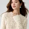 Suéter de cashmere pesado e intrincadamente tricotado à mão com gola redonda, adequado para usar em camadas ou sozinho, um suéter moderno de tricô rendado para outono e inverno