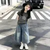 Conjunto de Moda Verano 2026 para Niñas Estilo Coreano Dibujos Animados Top de Manga Corta con Pantalones Cortos de Mezclilla Conjunto de Dos Piezas para Niños Mayores