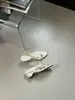 Primer Encuentro con las Chanclas de Tacón Grueso de Moda de la Temporada para Mujer, Nuevas Sandalias de Verano 2026 Estilo Coreano Nicho con Hebilla Metálica y Tira para los Dedos