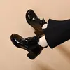 Botines estilo Martin con cordones y punta redonda para mujer, nuevo estilo otoño e invierno 2026, botines cortos de tacón medio grueso con relieve, cálidos botines de cuero para mujer con forro de felpa.
