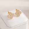 2026 Novo Brilho Intenso Brincos de Tarraxa de Trevo de Quatro Folhas Totalmente Cravejados com Diamantes Estilo Corte Vintage Flor com Zircônia Embutida Versátil Pequeno para o Dia a Dia