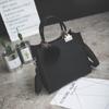 Bolsa de Mão Feminina Transfronteiriça de Grande Capacidade Fosca com Bola de Pelo, Bolsa Tote de Ombro Cruzado Único, Bolsas Femininas, Simples e Estilosa