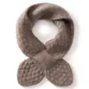 Nueva colección de otoño e invierno: Buff de cachemir de punto liso y versátil con diseño cruzado y ojales, perfecto para usar en capas y proteger tu cuello.