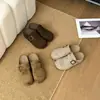 Chinelos Meio Sapatos com Cobertura para Cabeça Estilo Britânico 2026 Nova Chegada Outono Calçados Externos Sola Plana Mules Birkenstock Sapatos Femininos Fivela Sapatos Únicos